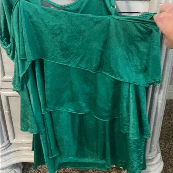 Cute, green ruffle BCBGMAZAZRIA top. - Picture 3 of 3